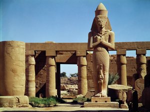 ラムセス2世の巨像：娘のベンタアンタが脚の前に立っている王の立像、大王アメン神殿、紀元前1320〜1200年頃